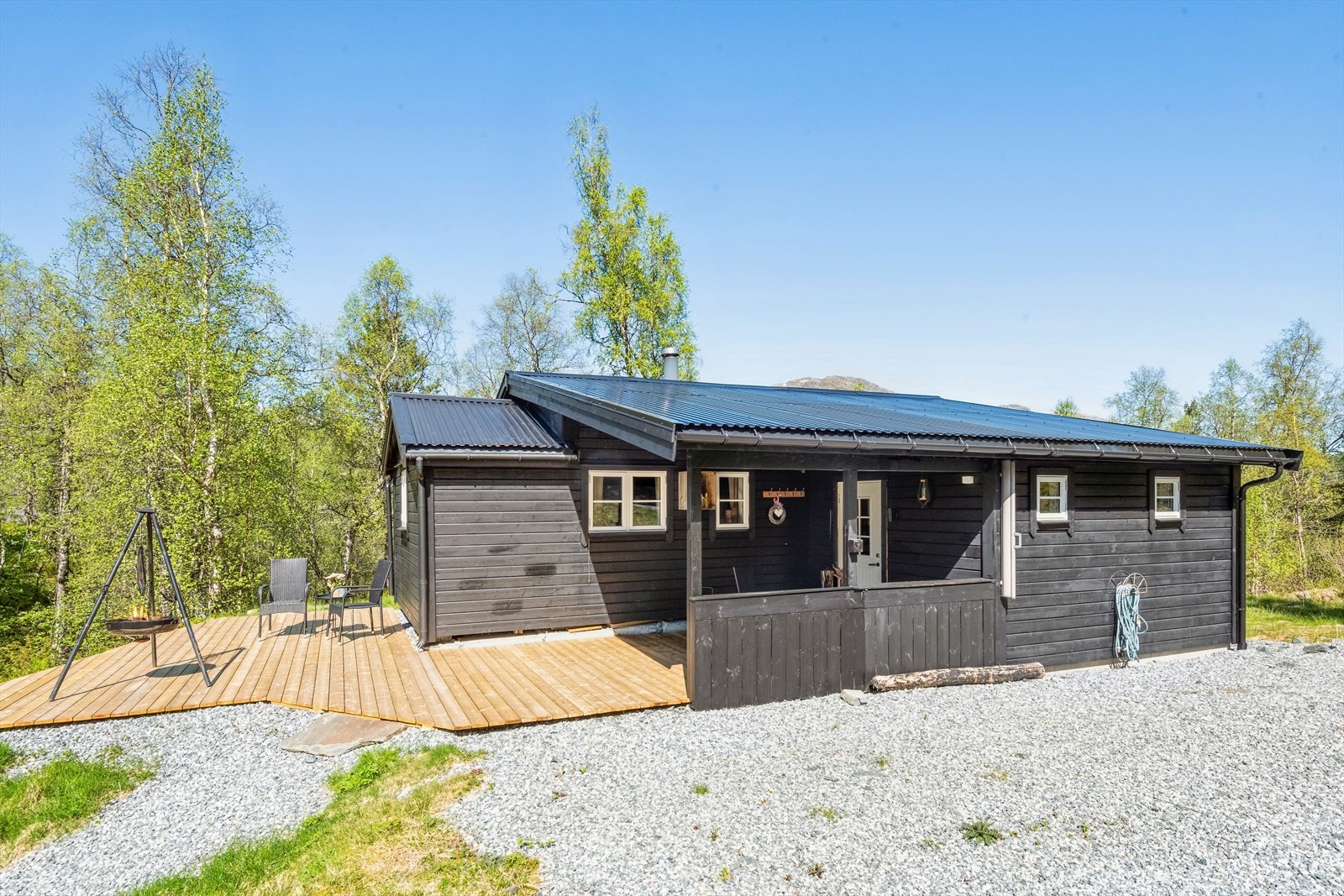 Det går anleggsvei helt ned til hytten, som ellers har vinterbrøytet vei til 2 parkeringsplasser på felles parkering kun 130 m unna Galleribilde