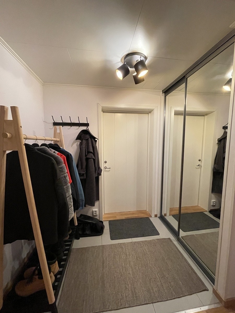 Gang med veldig romslig og dypt skap med speil. Galleribilde