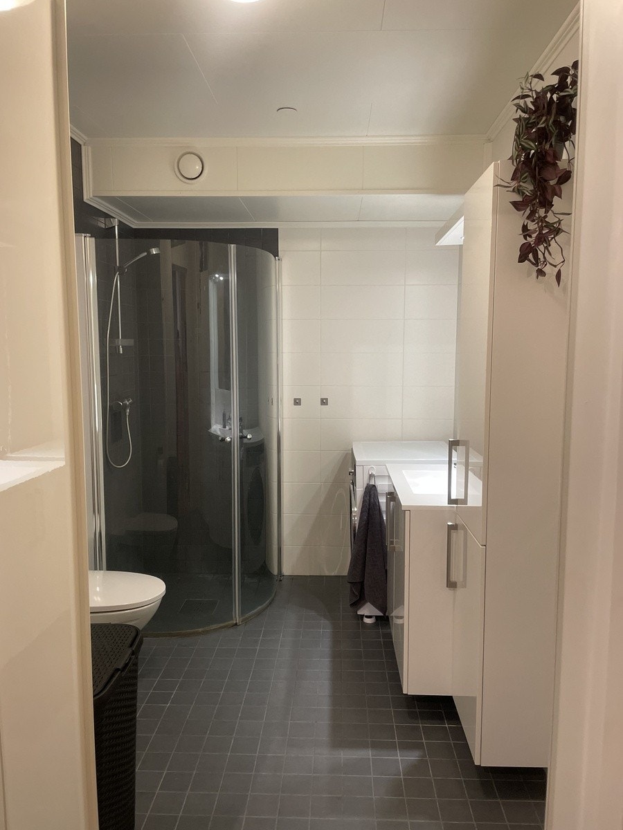 Romslig bad med kombivaskemaskin. Galleribilde
