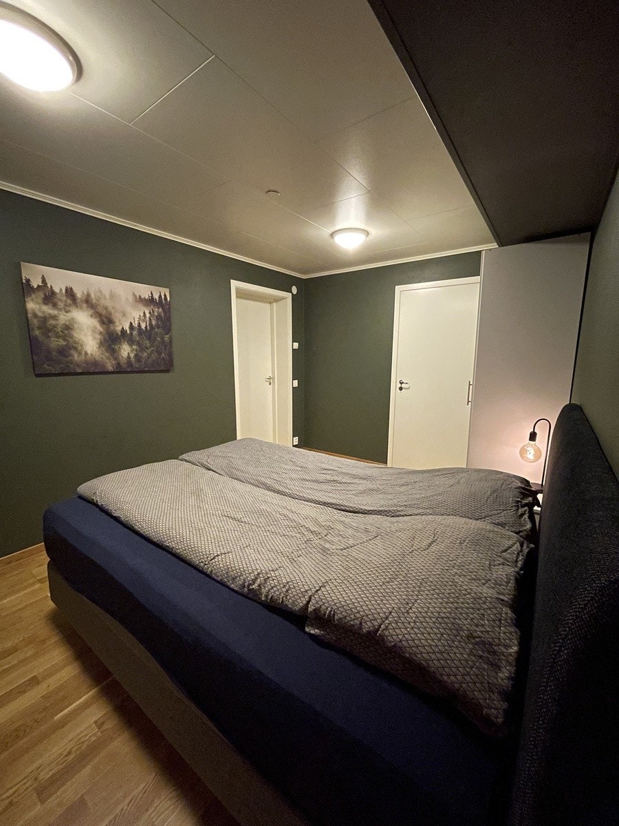 Hovedsoverom med dobbeltseng (150 cm), klesskap og bod. Galleribilde