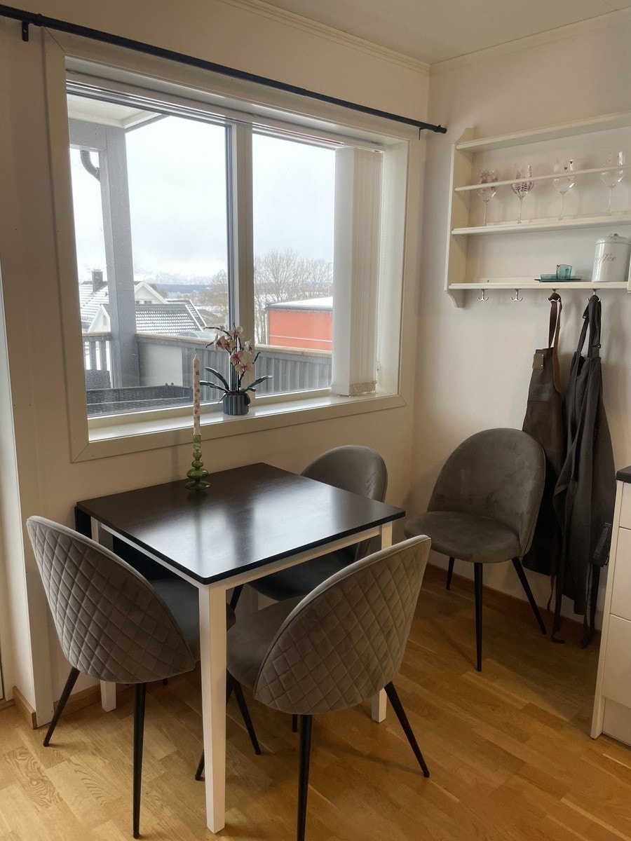 Koselig spiseområde med bord som kan forlenges og fire stoler. Galleribilde