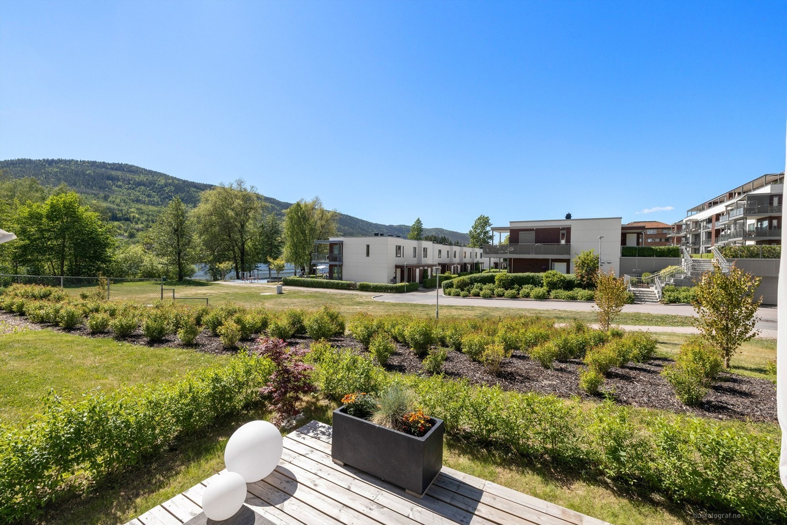 Uteplassen har gode solforhold med sen kveldssol. Galleribilde