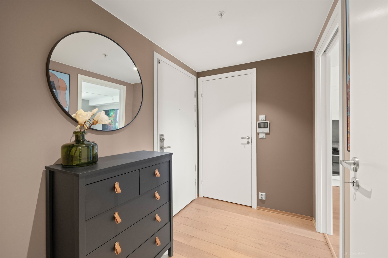 Innbydende entré med callinganlegg med åpnerfunksjon og tilgang til innvendig bod. Galleribilde