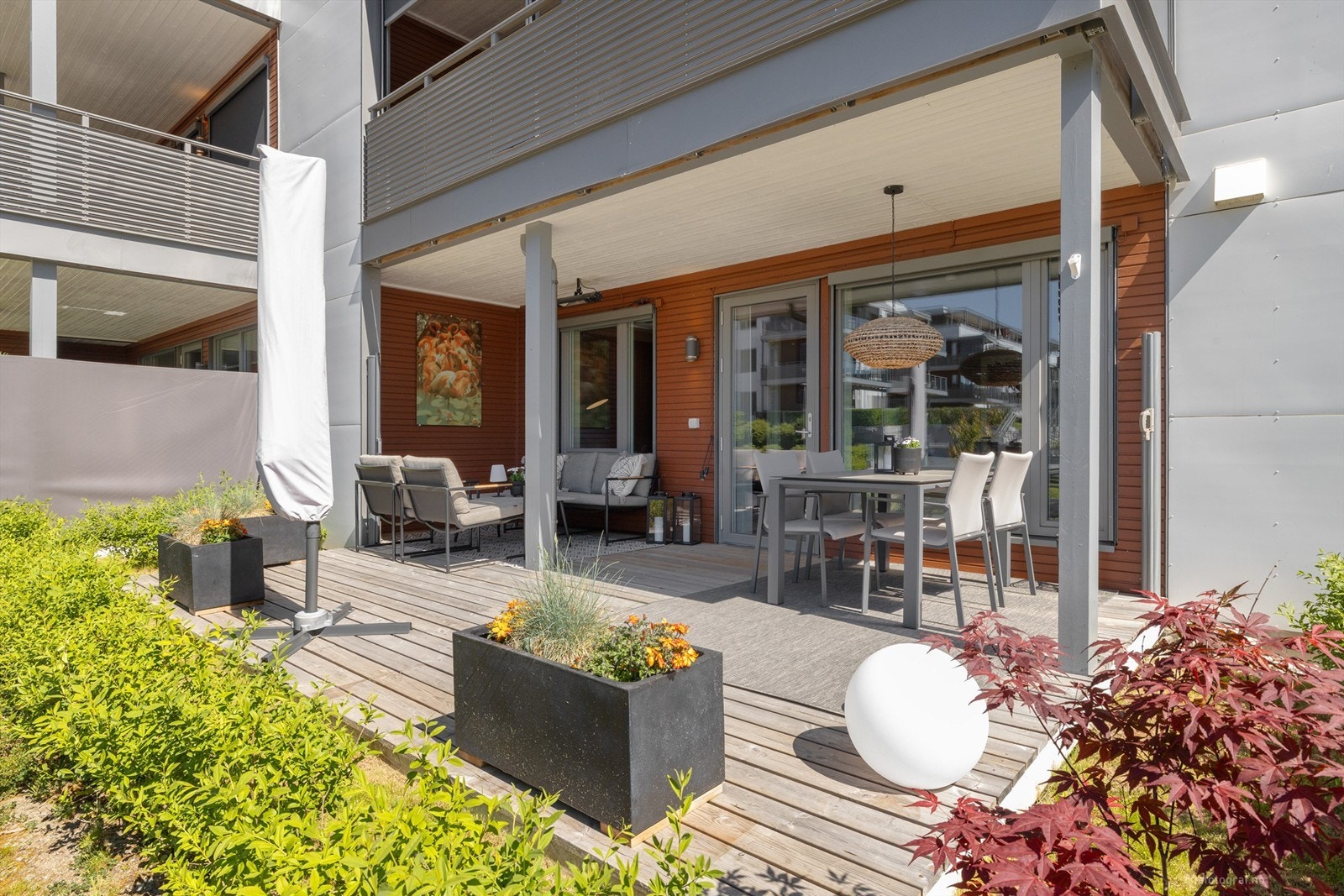 Leiligheten har en herlig uteplass som er en forlengelse av leiligheten på sommerhalvåret. Galleribilde