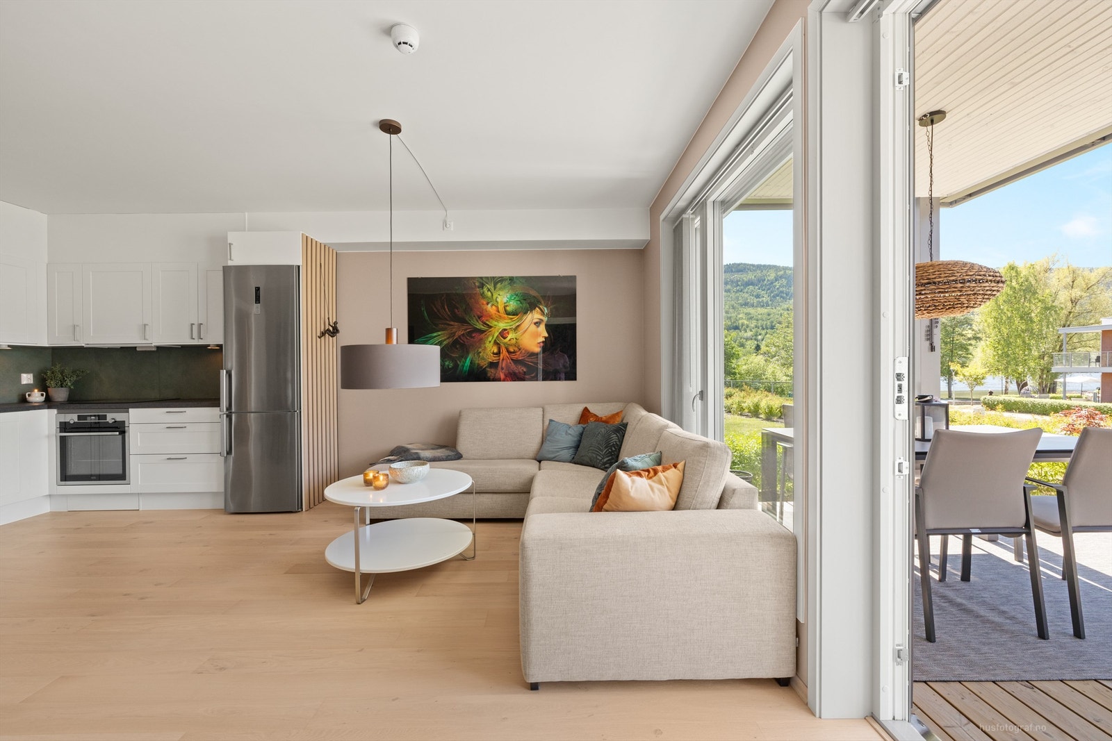 Videre er det utgang til delvis overbygget terrasse på ca 25 kvm. Galleribilde