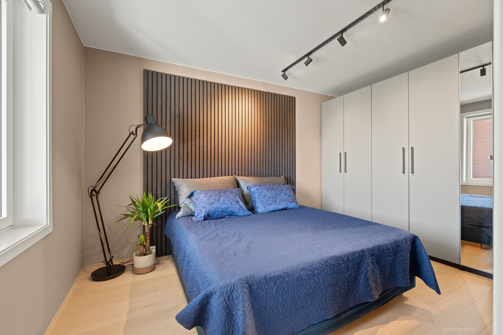 Stort soverom med plass til dobbeltseng og godt med lagringsplass i garderobeskap. Galleribilde