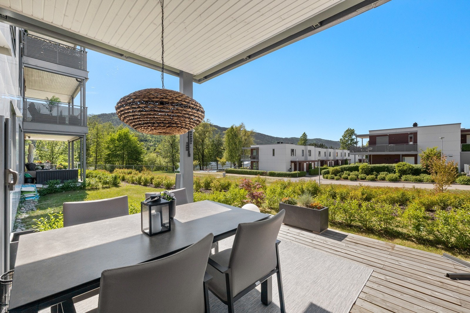 Dette er en pen nyere eierleilighet beliggende på bakkeplan med egen hage og ettermiddags- og kveldssol. Galleribilde
