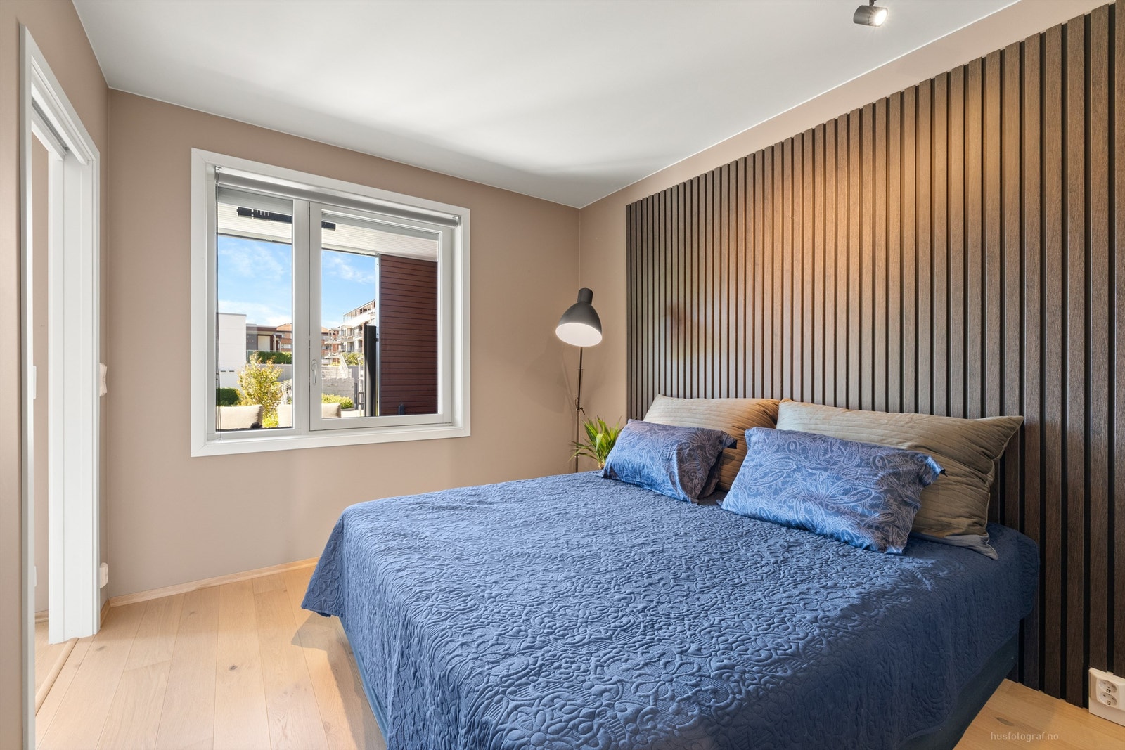 Det er montert utvendig solskjerming på vinduene og innvendig solskjerming på soverommet. Galleribilde