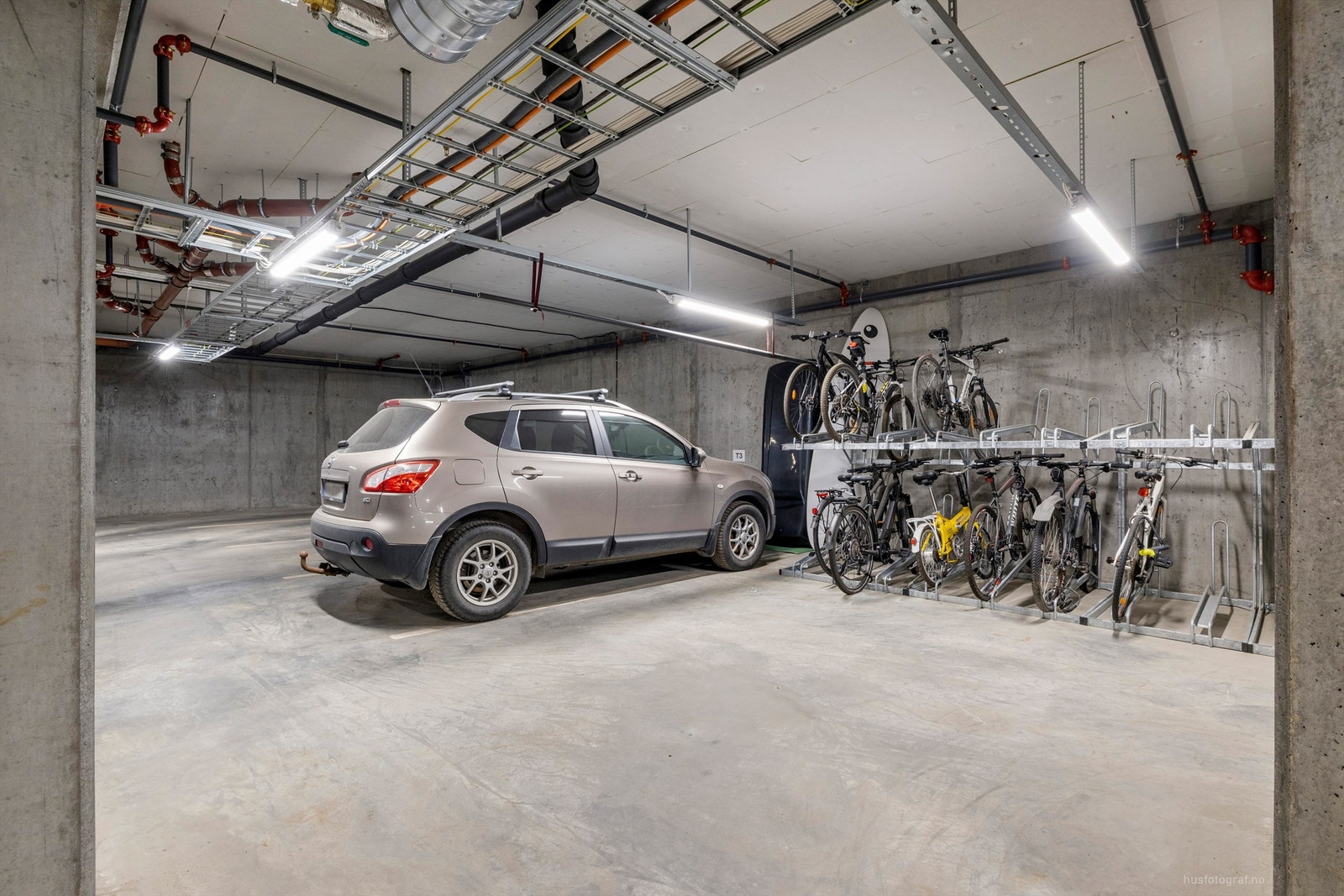 Medfølgende garasjeplass i oppvarmet garasjeanlegg med egen vaskehall for beboerne. Det er mulighet for å koble på lader til el-bil om ønskelig. Galleribilde
