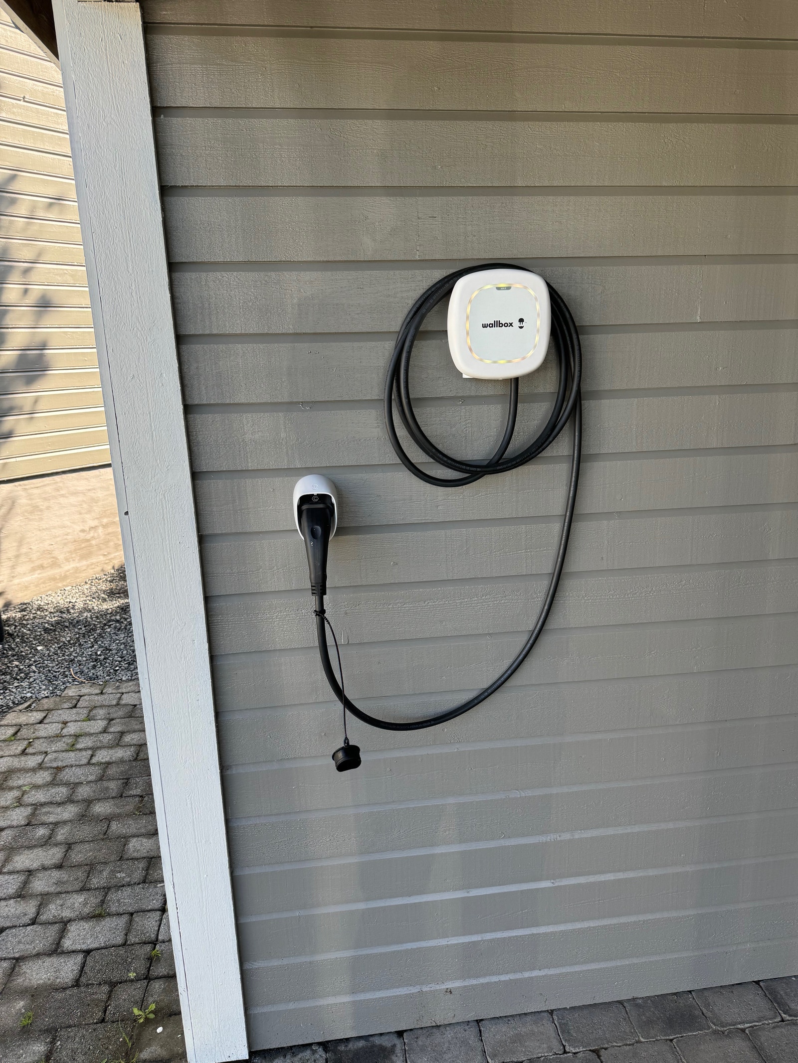 Billader tilhørende enhet i egen carport med bod Galleribilde