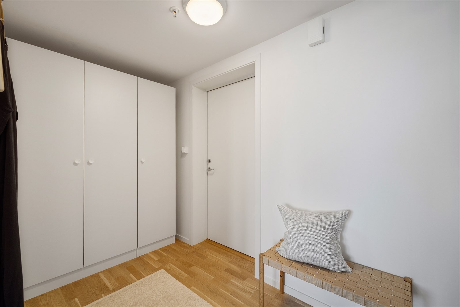 Her er god plass til å henge fra seg yttertøy. Galleribilde