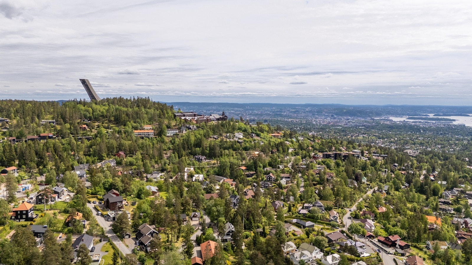 Fra boligen er det dessuten kort vei til nasjonalanlegget i Holmenkollen og ærverdige Frognerseteren. Galleribilde