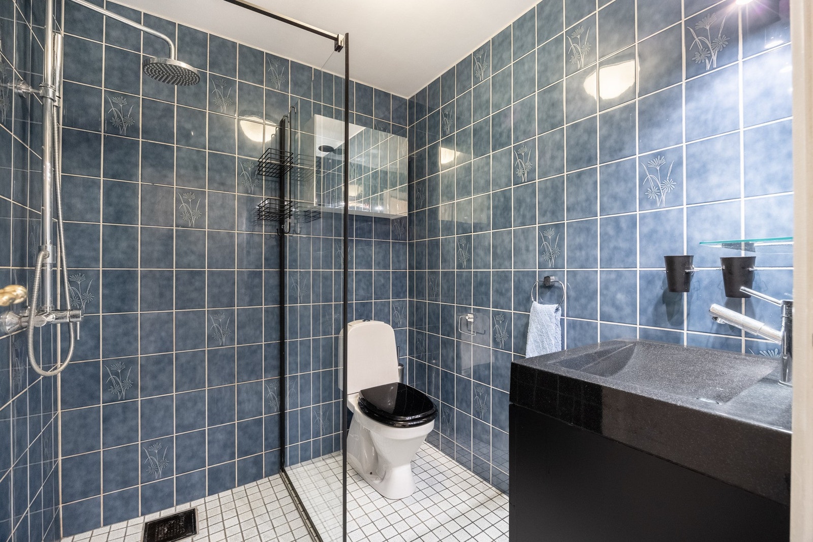 Stor og lyst baderom i underetasjen ved gang. Galleribilde