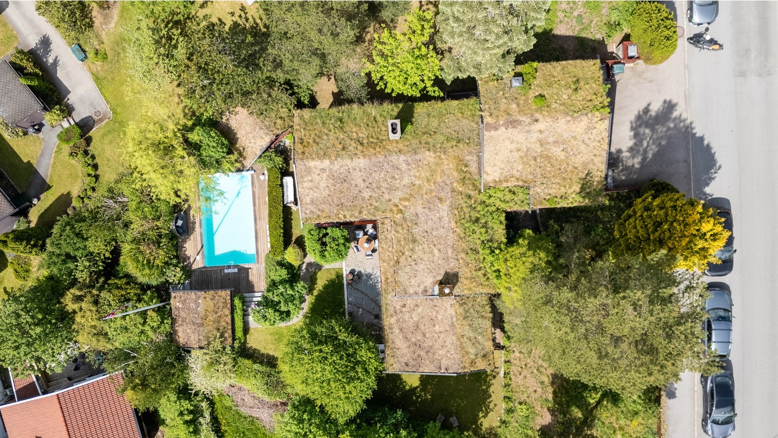 Boligen har eiet tomt på 1369 kvm med opparbeidet asfaltert innkjørsel, plenarealer, trær og diverse beplantning. Galleribilde