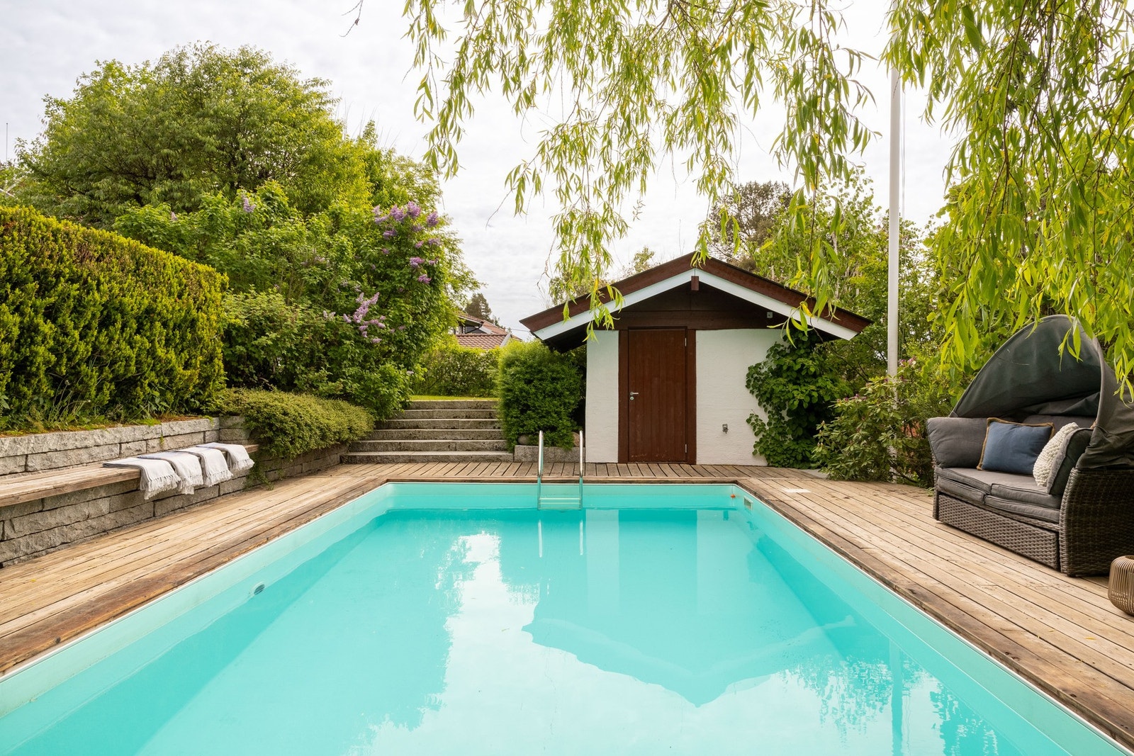 I en rolig blindgate, midt i et barnevennlig område, finner du denne flotte eneboligen med privat basseng og solrik hage. Galleribilde