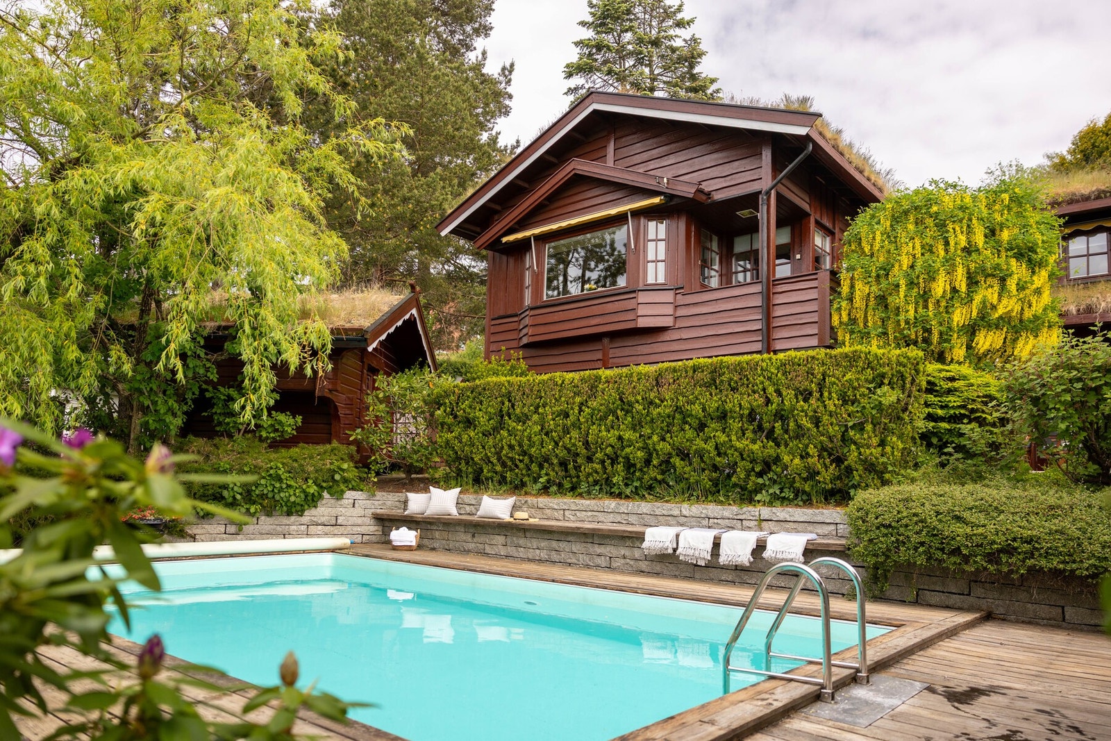 Stor arkitekttegnet enebolig med privat basseng, spektakulær utsikt, garasje og idyllisk hage i et barnevennlig strøk. Galleribilde