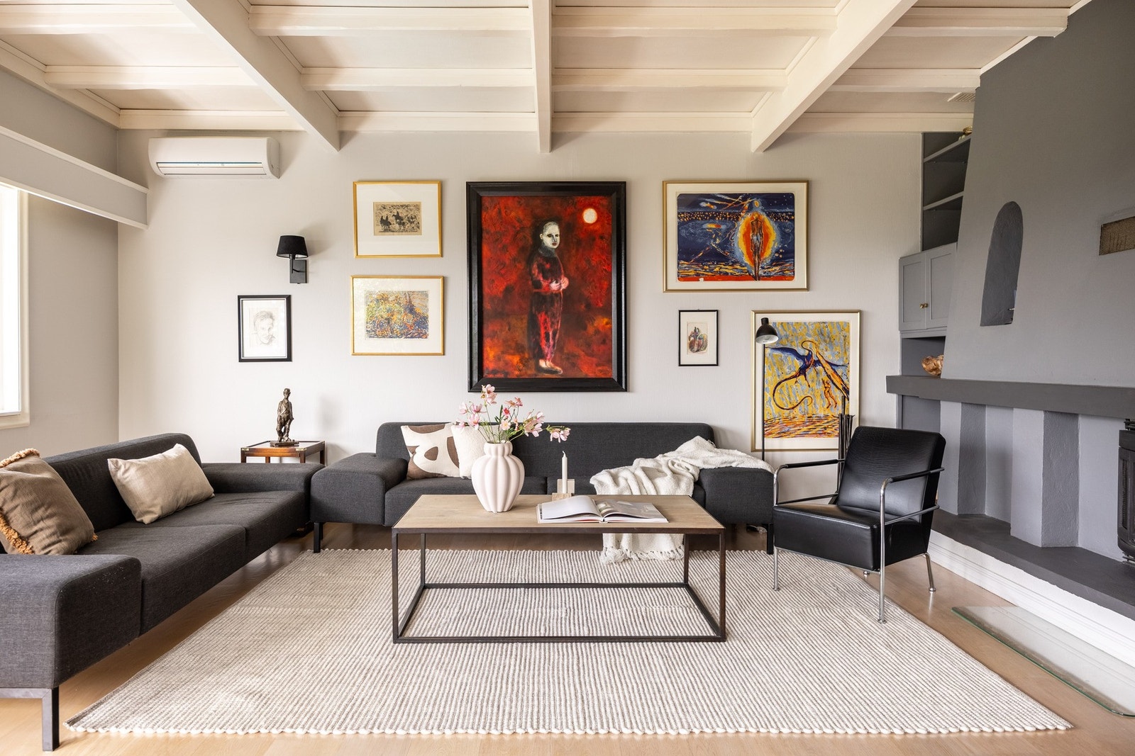 1. etasje består av vindfang, gang, strykerom, vaskerom, kjølerom, to boder, toalettrom, stue, spisestue og kjøkken. Galleribilde