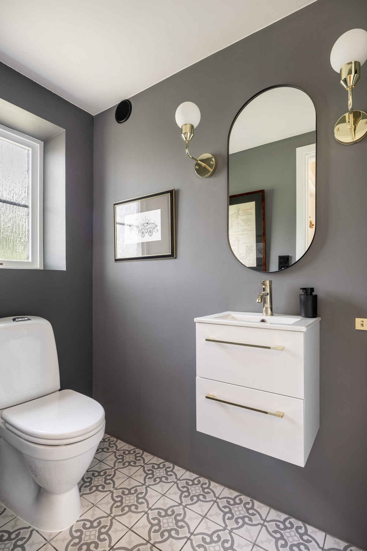 Praktisk toalettrom i 1. etasje. Oppusset i 2021/2022 med nytt toalett og vask samt nye fliser på gulv og mikrosement på vegger. Galleribilde