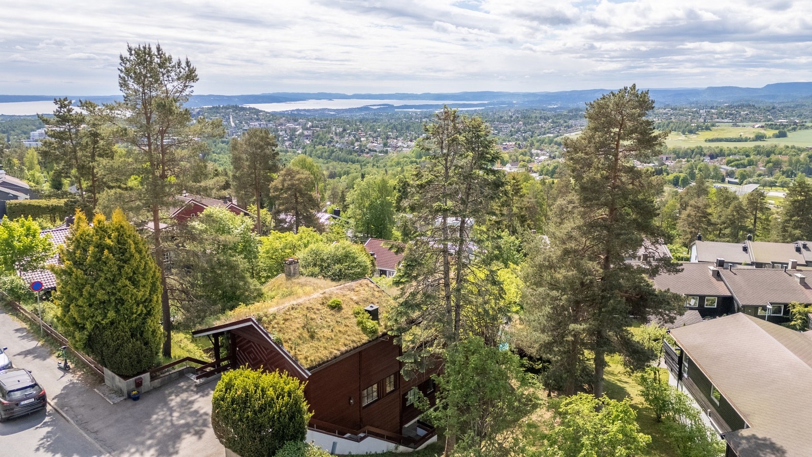 Om vinteren kan man spenne på seg skiene og velge forskjellige løypealternativ i Bærums- eller Nordmarka. Galleribilde