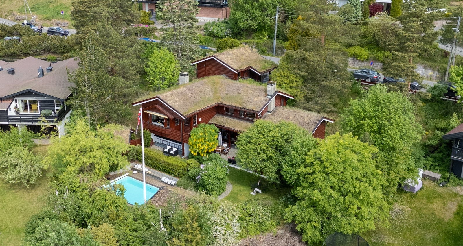 Nærområdet byr på skoler, barnehager, offentlig transport og vakre rekreasjonsområder. Galleribilde