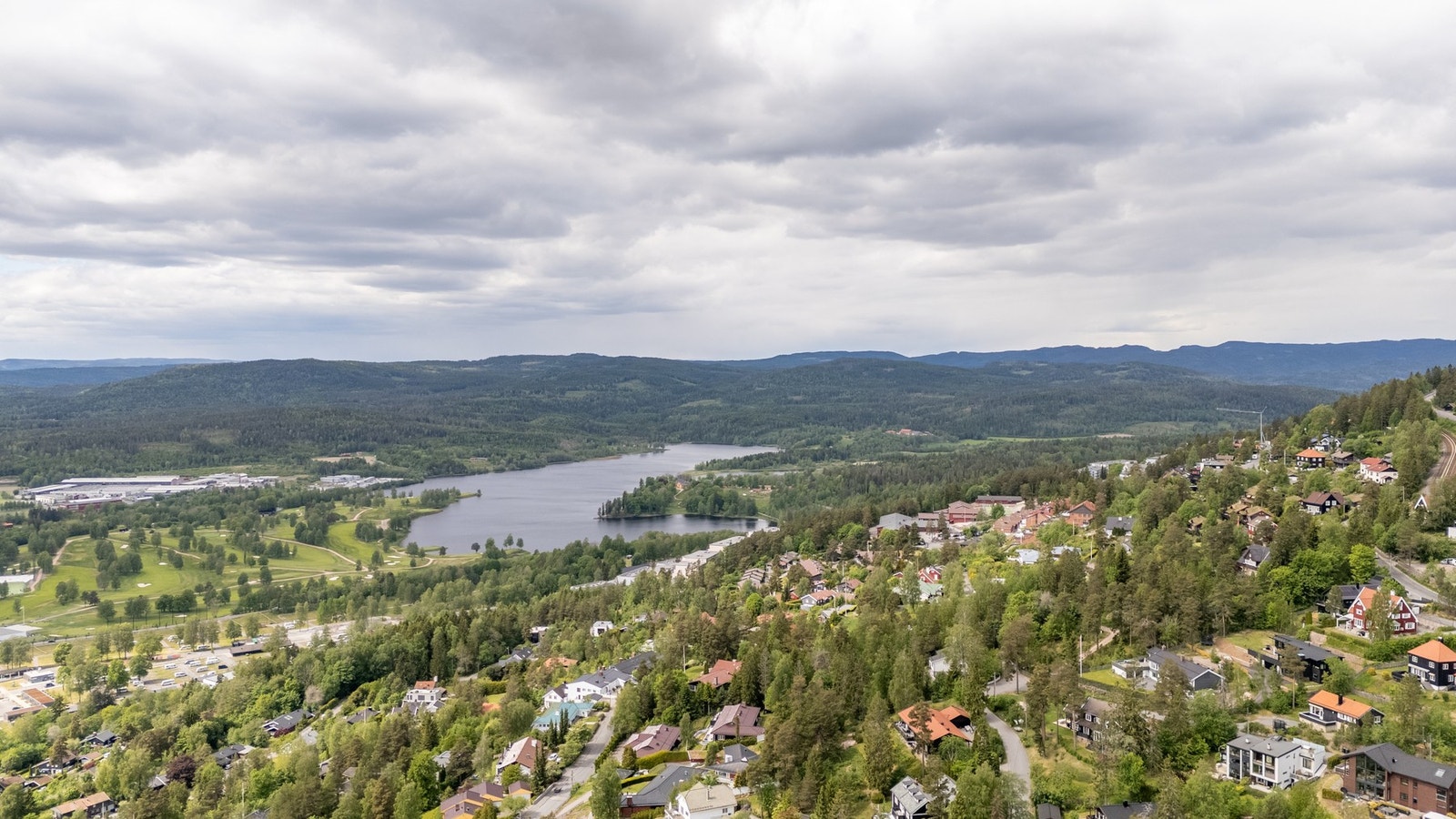 Bogstadvannet ligger i gangavstand fra boligen, med mulighet for bading om sommeren og ski/skøyter om vinteren. Galleribilde
