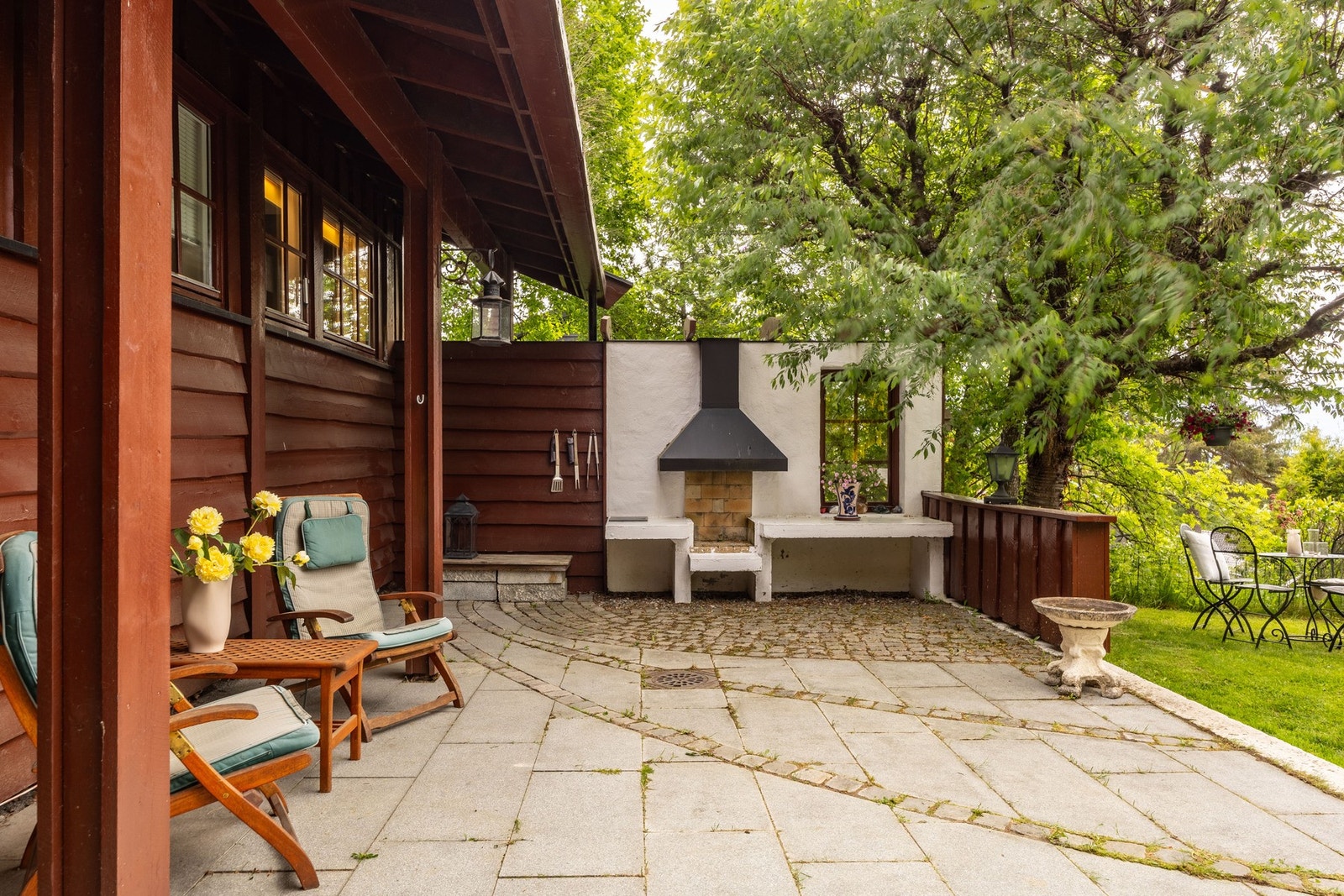 Hyggelig opparbeidet uteplass med utepeis. Galleribilde