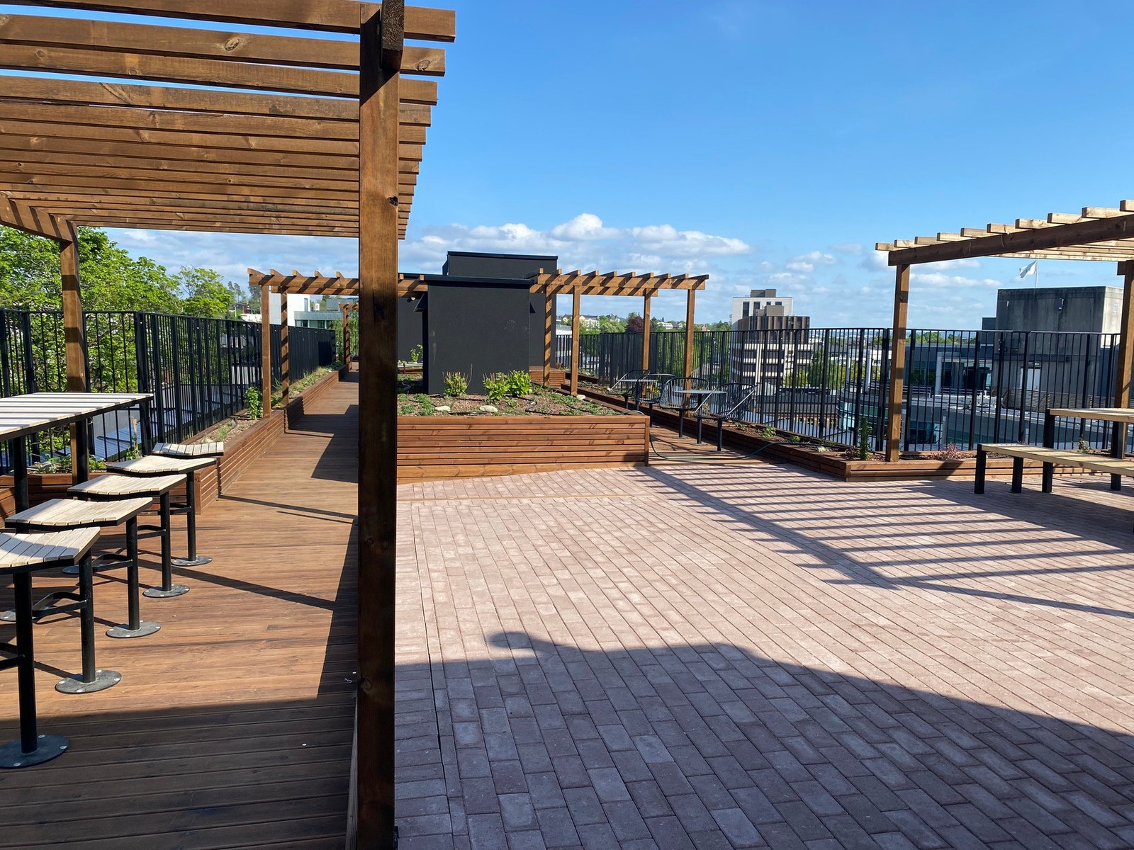 God boltreplass på takterrassen, inndelt i flere soner med spesialbygde utemøbler. Galleribilde