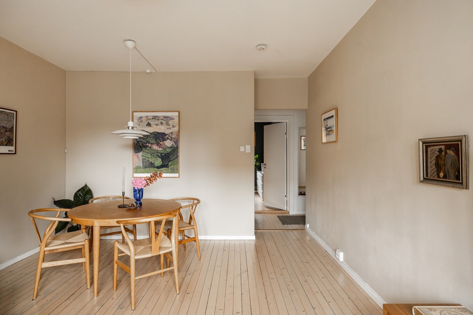 Hele gulvet i leiligheten er et nydelig, originalt tregulv. Galleribilde