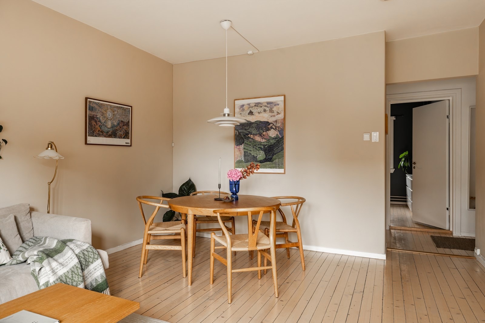 Spisebordet har sin naturlige plassering i hjørnet av rommet Galleribilde