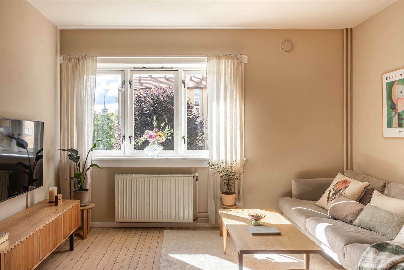 Stuen er malt i en herlig fargepalett, noe som gjør det svært enkelt å innrede etter eget ønske Galleribilde