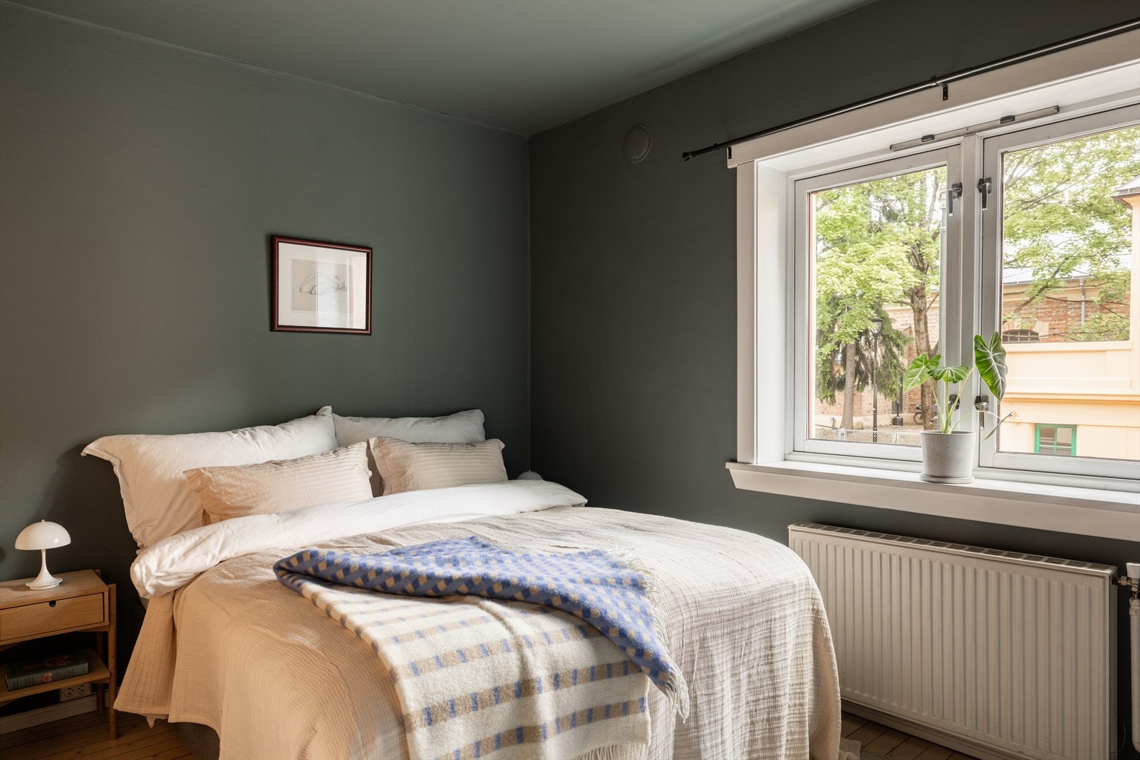 Rommet er malt i en herlig farge på både tak og vegger. Galleribilde