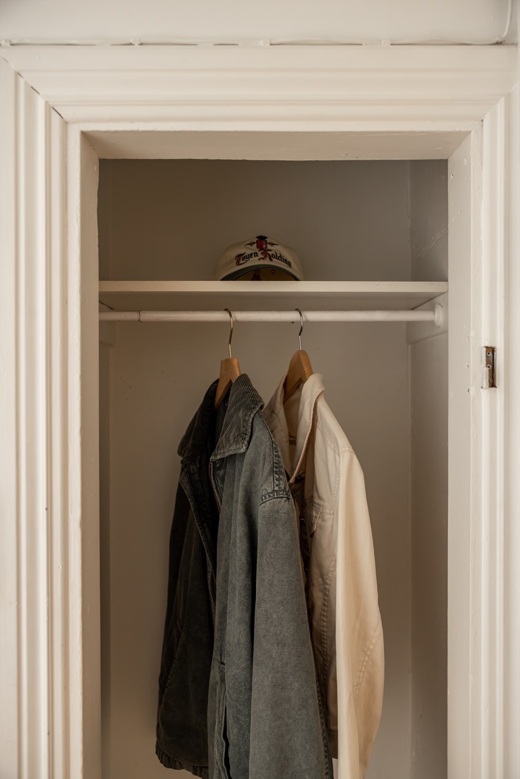 Gode muligheter for oppheng av klær i innebygd garderobeløsning. Galleribilde