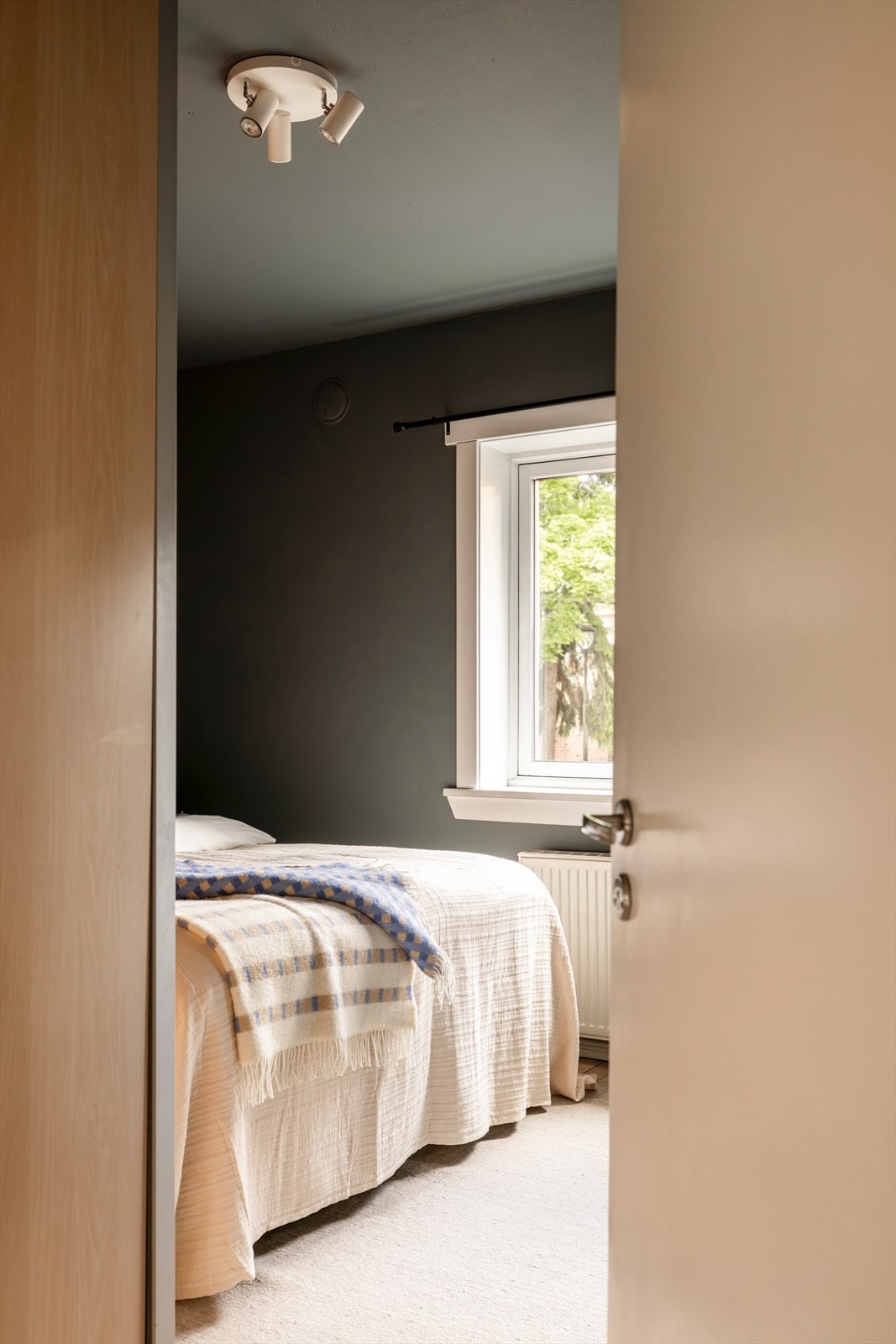 Soverommet har adkomst via entréen. Galleribilde