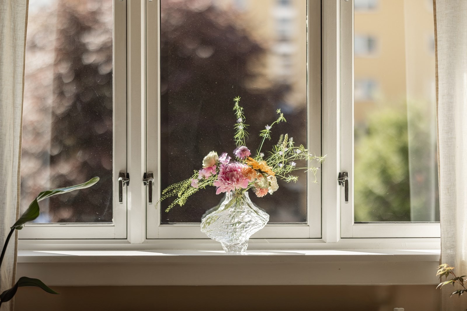 Store vindusflater som vender ut mot grønne arealer. Galleribilde