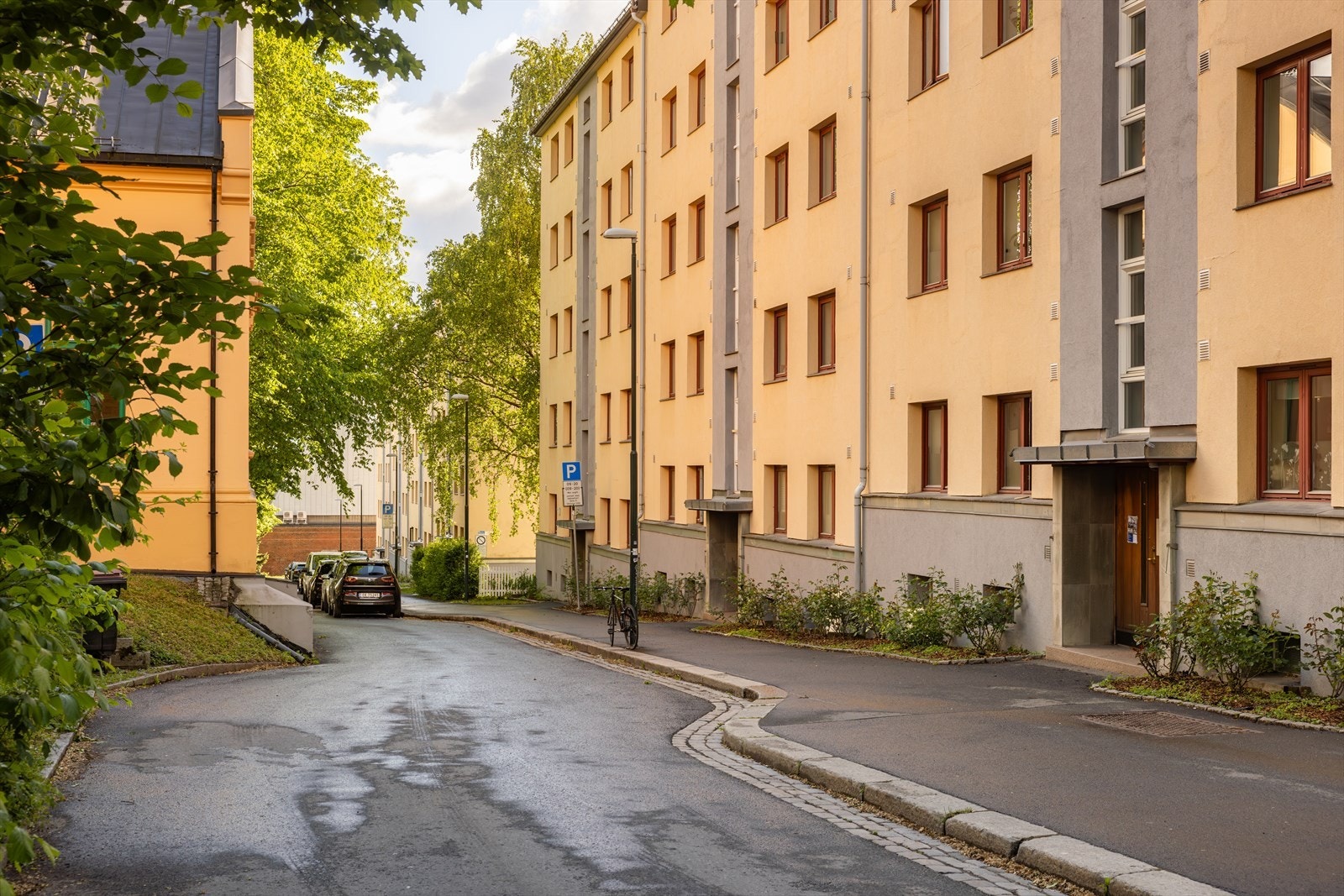 Stille og rolig gate med lite gjennomkjøring Galleribilde