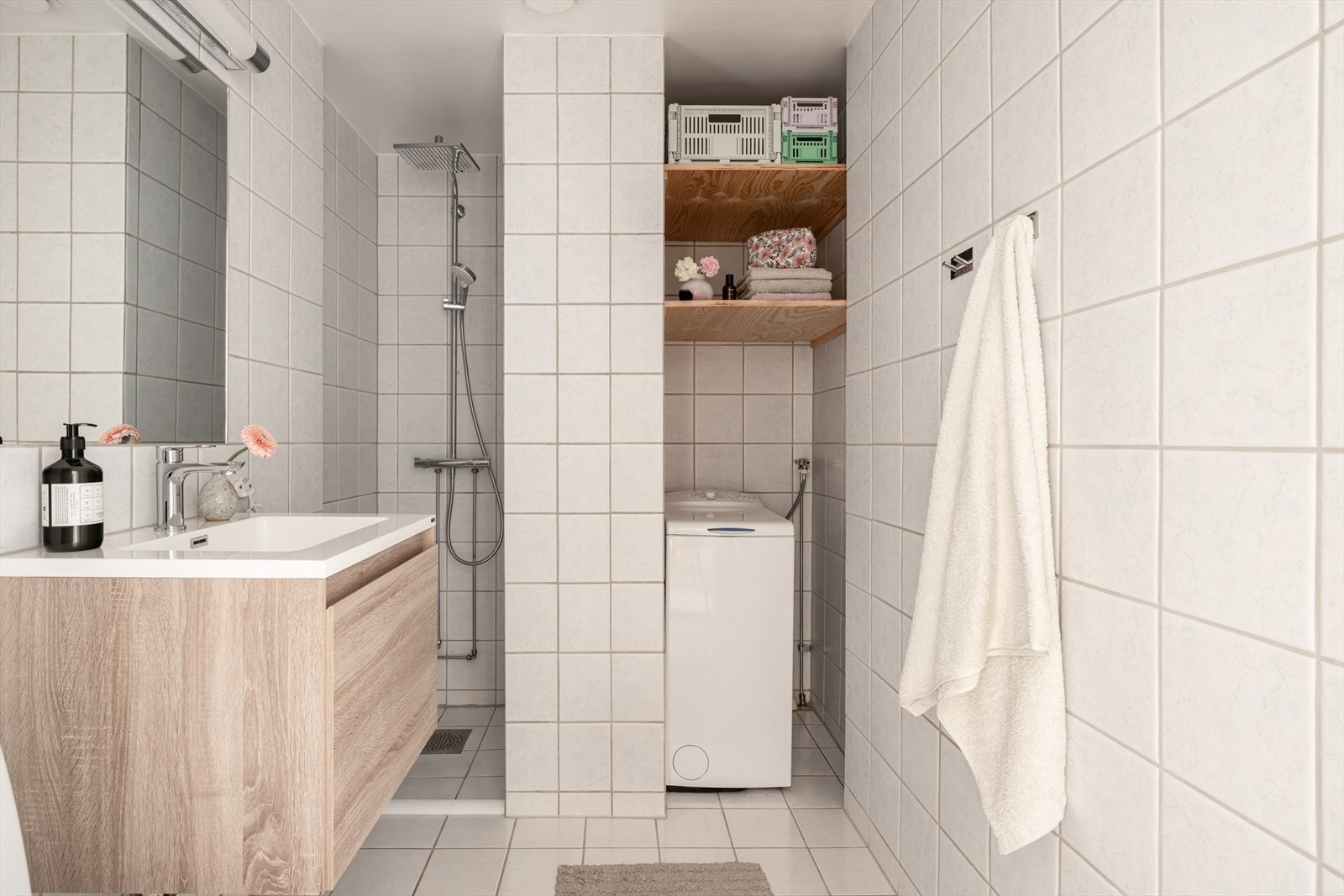 I 2020 ble baderomsinnredning oppgradert med ny servant, klosett og dusjinnredning. Galleribilde