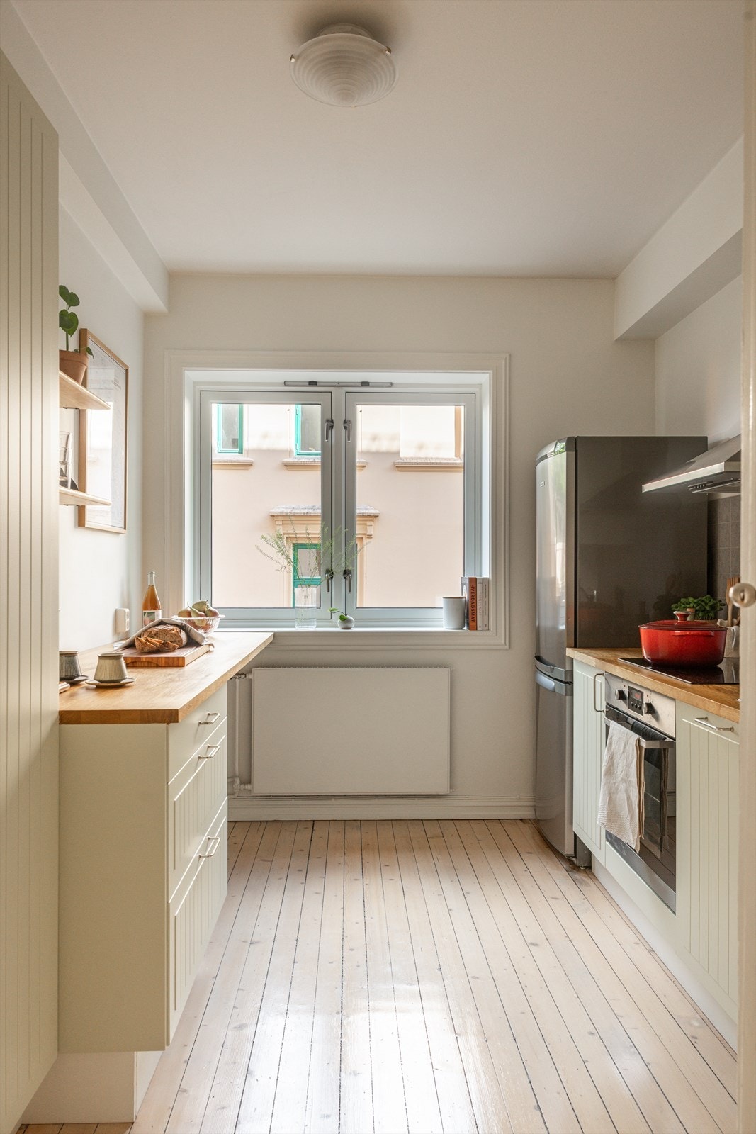 Kjøkkenet er fra 2016 og ligger i et separat rom. Galleribilde