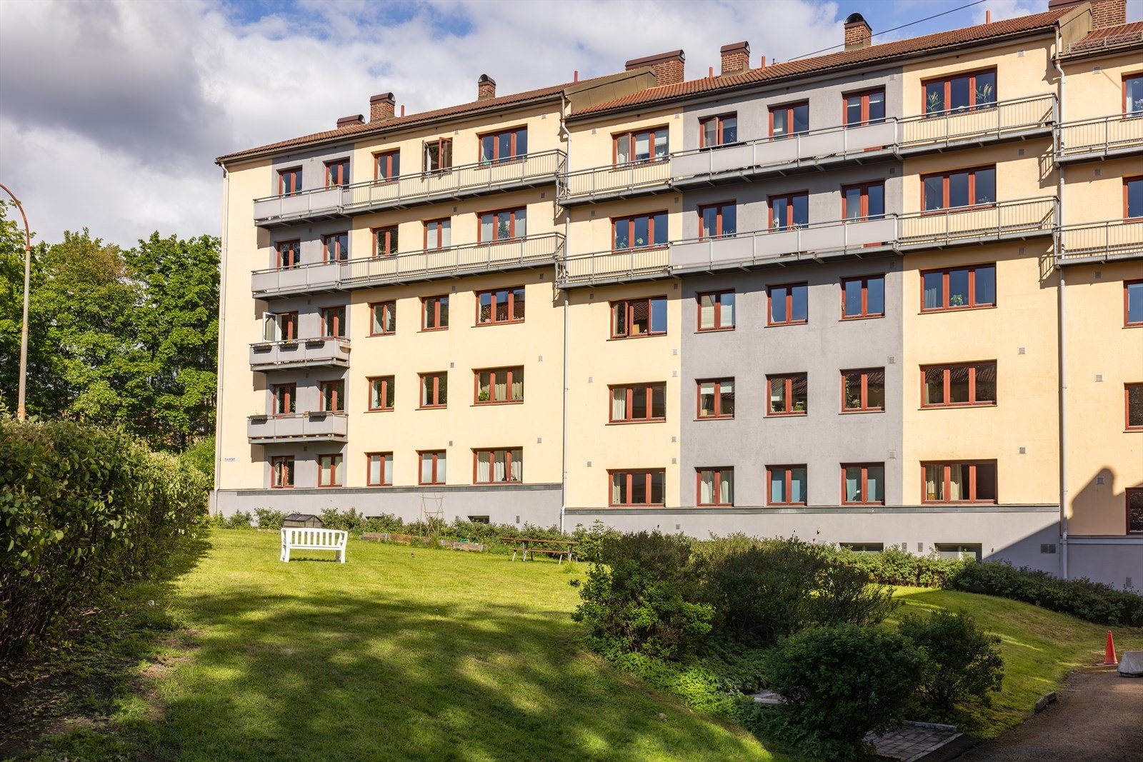 Omringet av store grøntarealer. Galleribilde