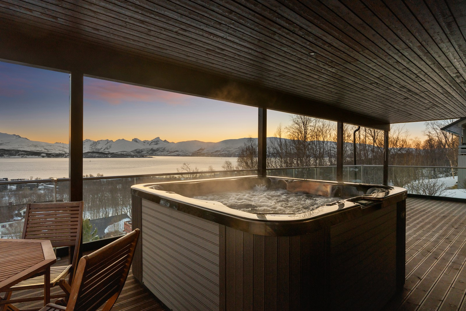 Stor overbygd terrasse på 69 kvm med jacuzzi.