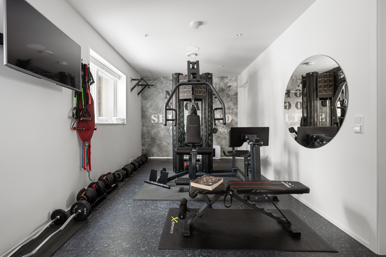 Godt utstyrt hjemmegym. Rommet er prosjektert slik at man kan nyte utsikten fra tredemølla. Rommet kan med enkle grep deles slik at man får enda et soverom.