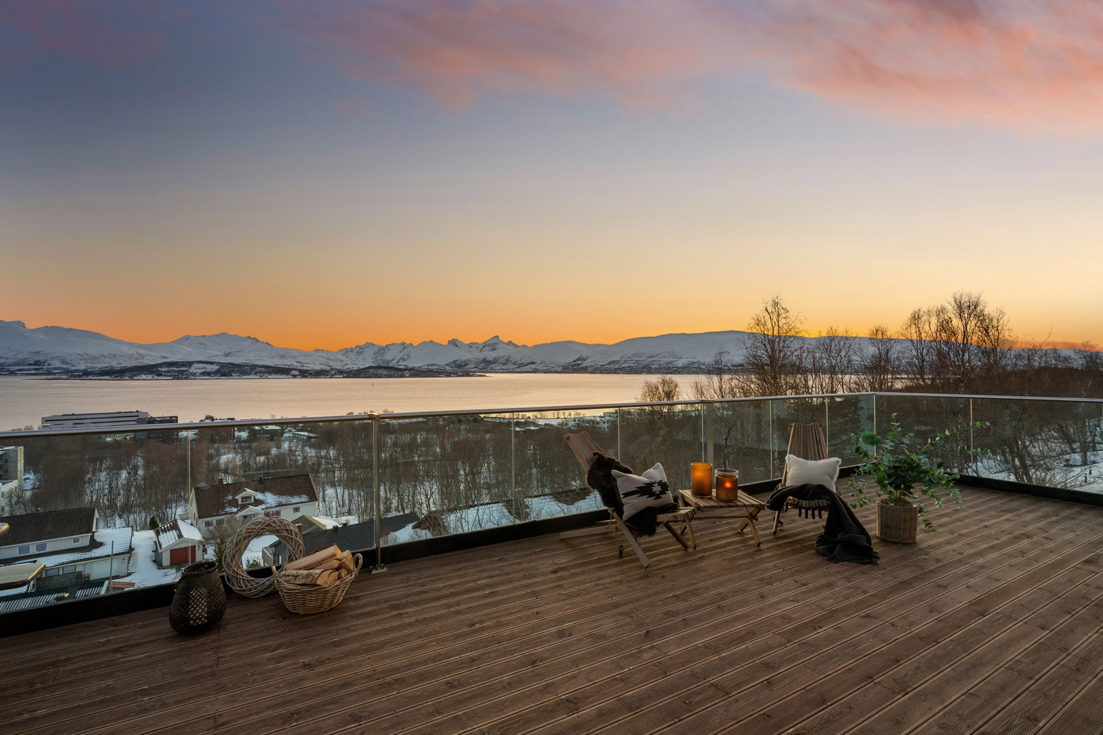 Fra stuen og spisestuen er det utgang til sær- og vestvendt terrasse.