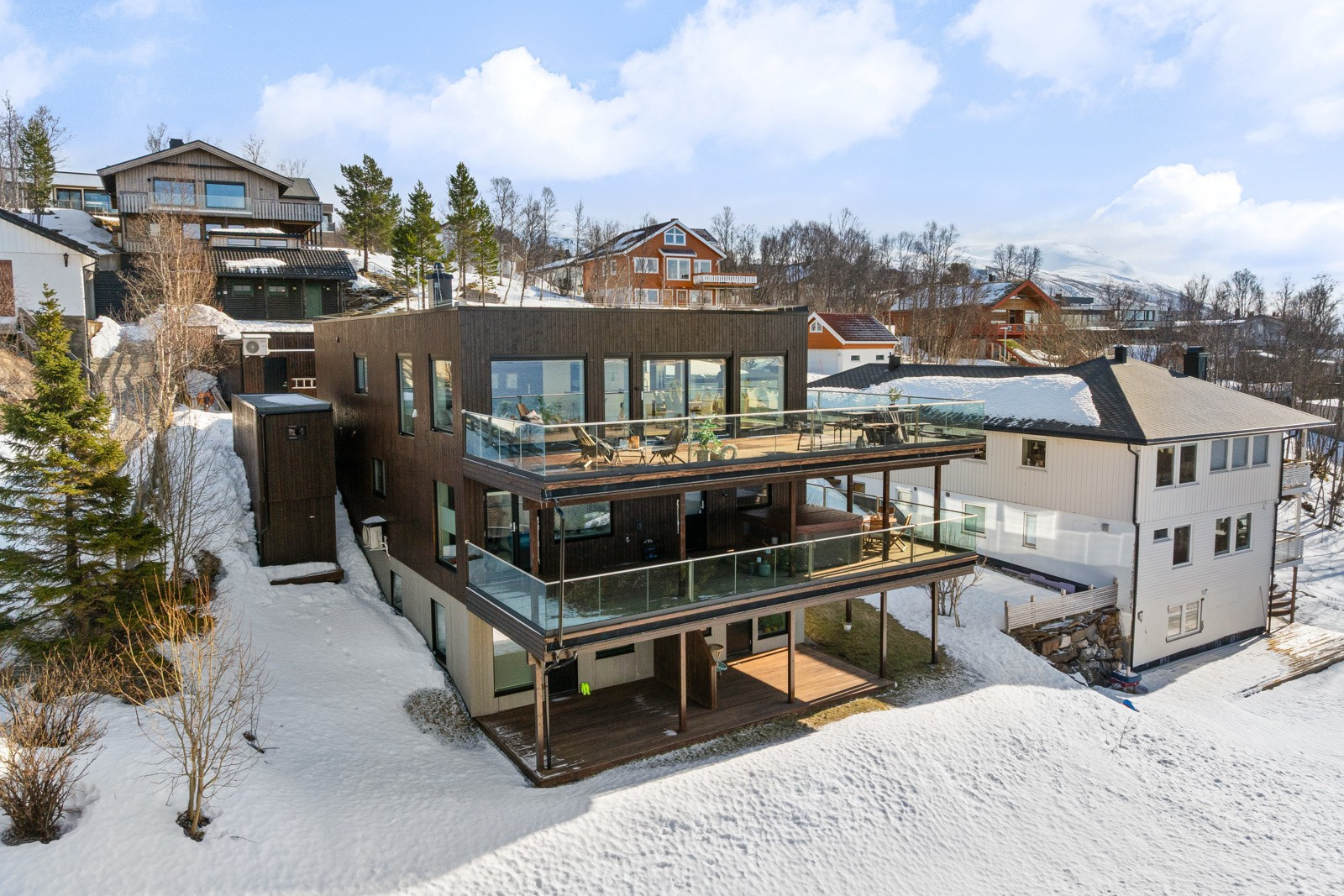 Boligen framstår gjennomgående lekker med alle de etterspurte kvaliteter som en kan ønske seg. Stor gårdsplass. Dobbelgarasje med romslig lagringskjeller med flere bruksmuligheter.