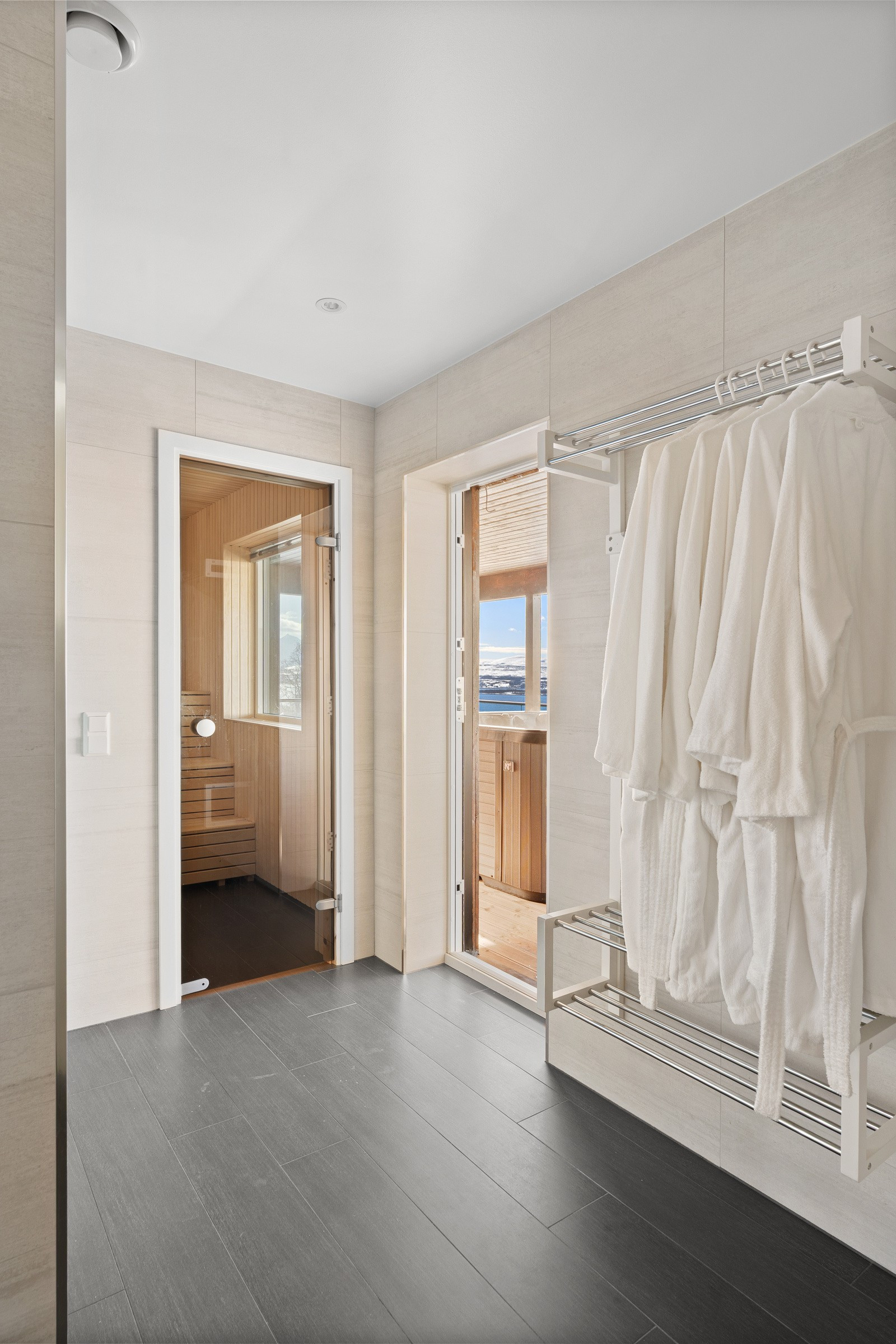 Stort bad med spa-følelse. Utstyrt med sauna, dobbel takdusj og direkte utgang til terrasse med jacuzzi.