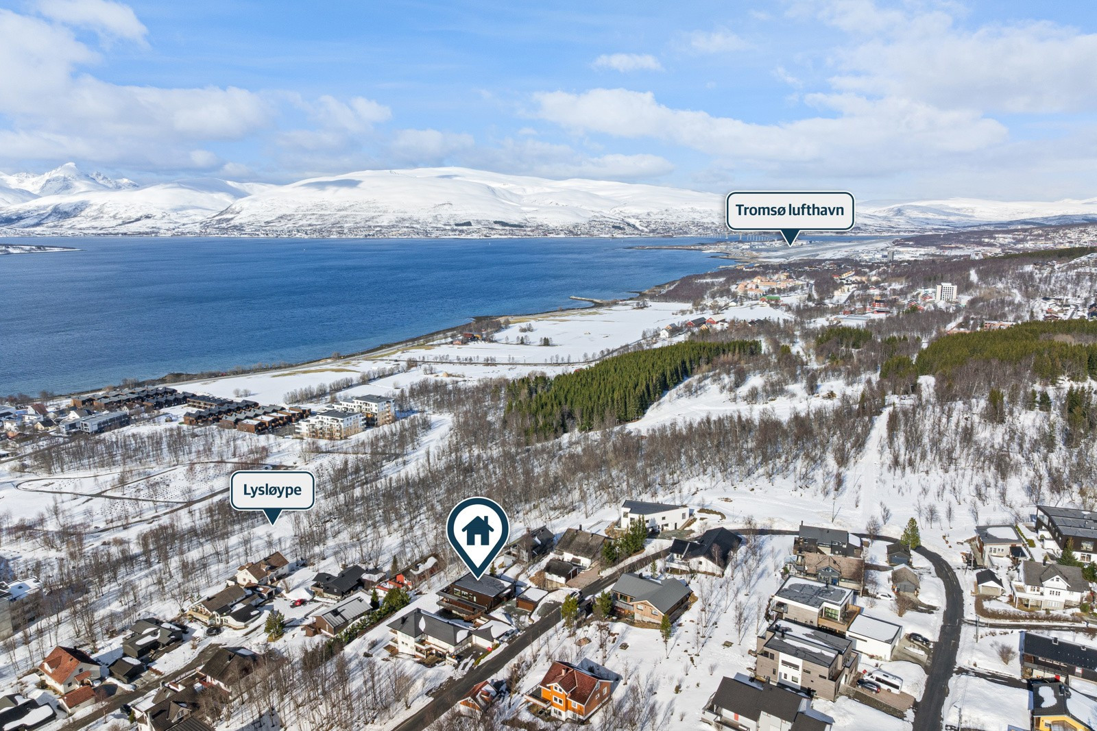 I umiddelbar nærhet har man herlige tur- og aktivitetsområder som lysløypa, Bak-Olsen Skitrekk, samt sjøen med fjære og fantastiske Telegrafbukta.