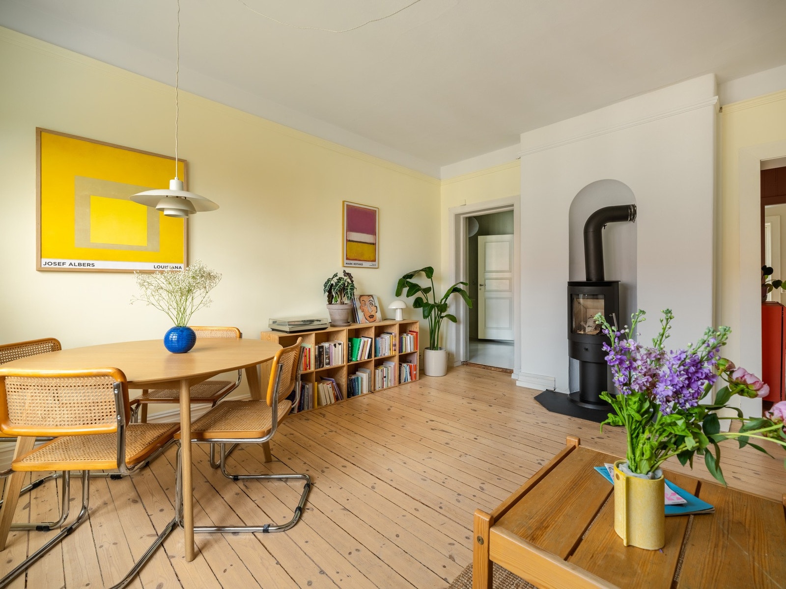 Stuen blir også naturlig opplyst fra både kjøkken og soverom når dørene står åpne. Galleribilde