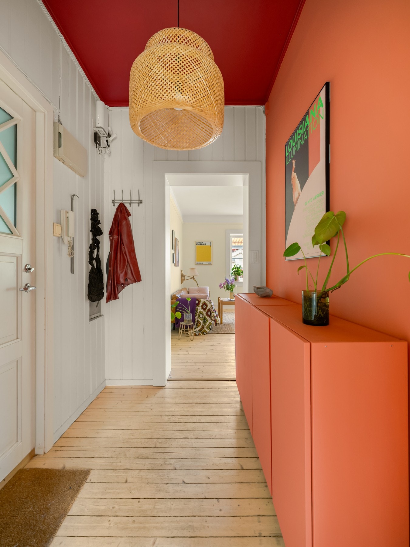 I entreen er det mulig henge fra seg yttertøy og lagre sko. Boligen disponerer i tillegg to boder. Bra med plass! Galleribilde