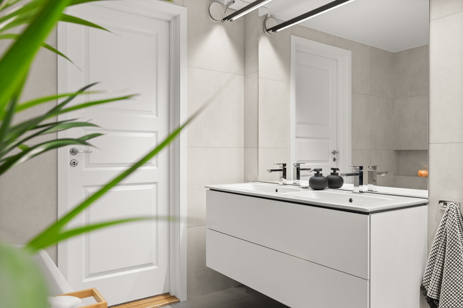 Dobbelservant med underskap og flott speil på veggen Galleribilde