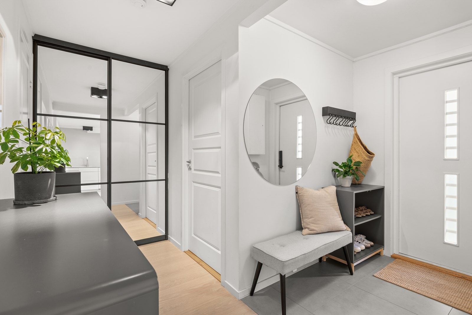 Flott entré med flislagt gulv med varme, samt god lagringsplass Galleribilde