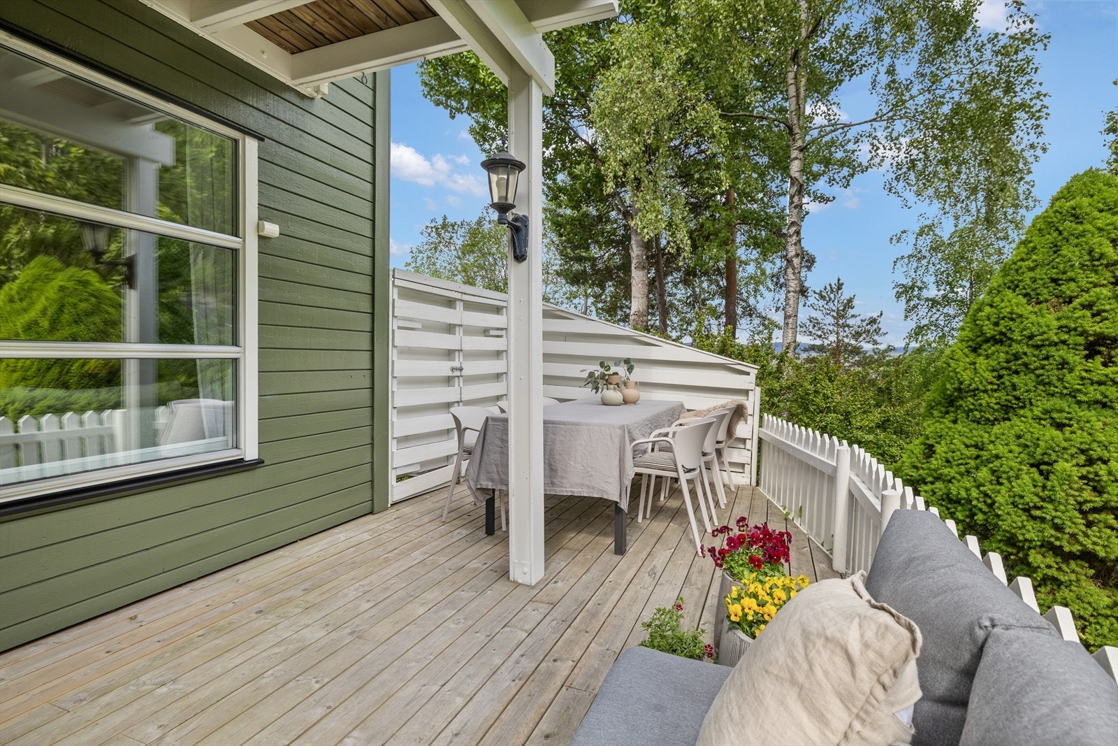 Hele 20 m² terrasse! Her er det god plass til utemøblement Galleribilde