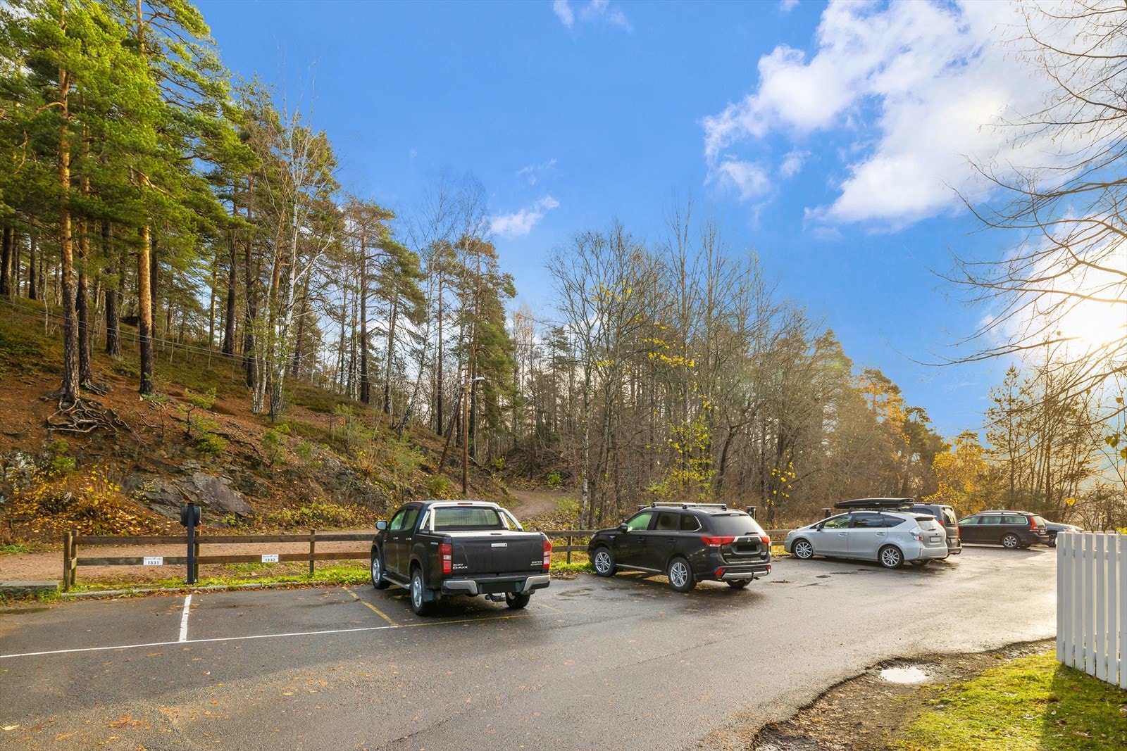 Alle andelseier har rett på p-plass. Infrastuktur for montering av el-billader er klargjort på samtlige plasser. Det er også mulig å stå på liste for garasje. Galleribilde